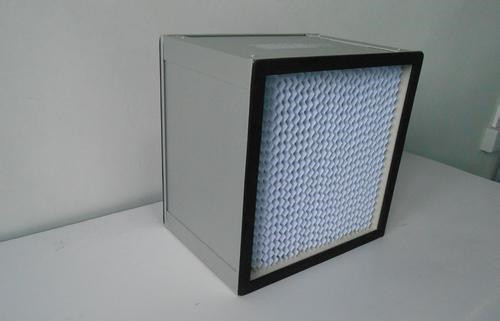 新款ULPA高效過(guò)濾器的濾芯用超細(xì)玻璃纖維濾料經(jīng)打膠折疊而成，外框可選用夾層木板、鍍鋅銅板、不銹鋼板及鋁合金板，通過(guò)聚氨酯膠緊密粘接，具有質(zhì)量輕、透氣量大，集塵率高達(dá)99.95-99.999%，且耐堿，耐高溫。ULPA過(guò)濾器用于電子廠、半導(dǎo)體、精密機(jī)械、制藥、醫(yī)院、食品等行業(yè)中對(duì)潔凈度要求交高的民用或工業(yè)潔凈廠所的末端過(guò)濾，下面由北方濾器為大家講解新款ULPA(超高效)過(guò)濾器的特點(diǎn)及參數(shù)